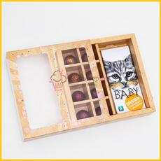 Коробка для 8 конфет и плитки шоколада 17х17х3 см. Карнавал